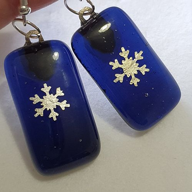 Deep blue fused glass dangly earrings with silver snowflake design e83