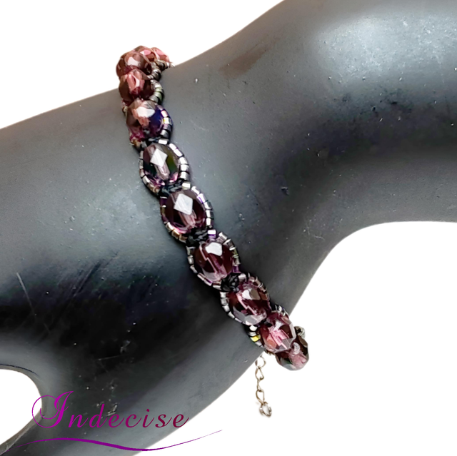 Bracelet perles de verre améthyste et perles métal irisé, fermoir acier - Création Indecise