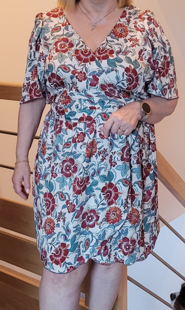 Audace et élégance : Robe portefeuille fluide