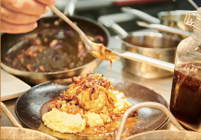 kälbernes Krautwickerl mit Speck-Zwiebelsauce