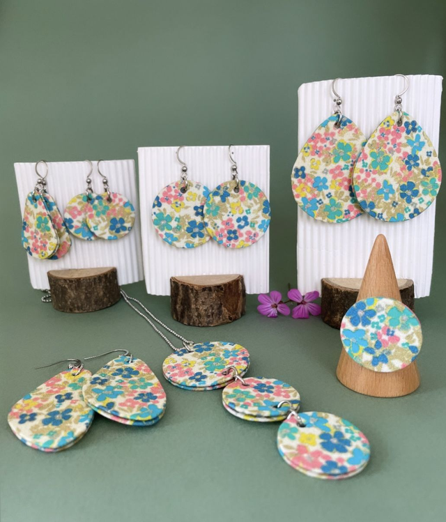 Bague réglable avec cercle de carton tapissé de tissu imprimé fleuri, collection « pâquerette vintage » - tons blanc, rose, bleu, vert et doré.