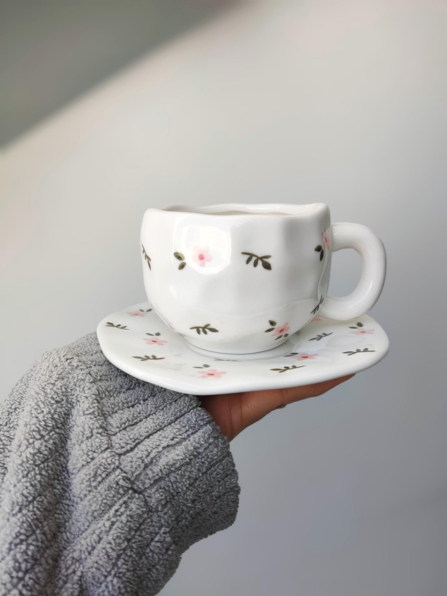 Tasse et soucoupe en céramique fleurs roses peints à la main