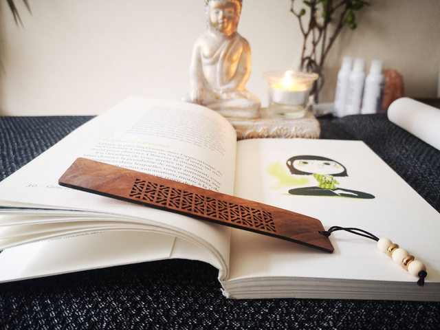 Marque pages en bois et sa bille de lave ou de bois aromatique