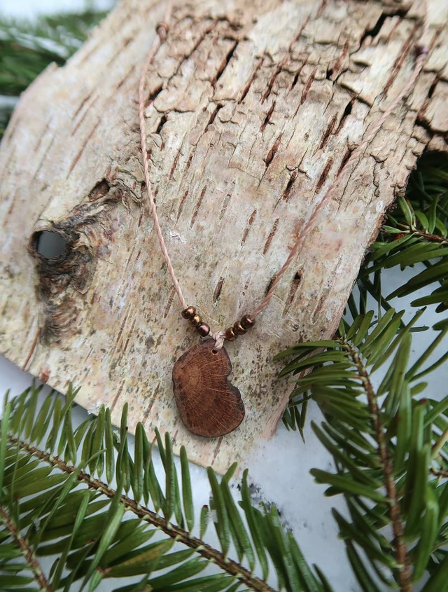 Halskette mit erdigem Holzanhänger