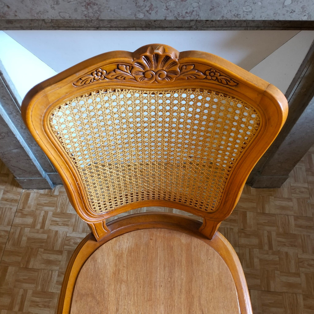 Paire de Chaises Style Louis XV en bois sculpté avec dossier cannage.
