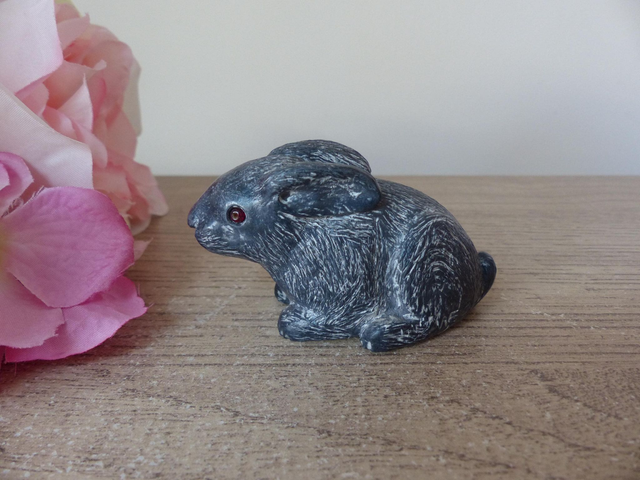 WE Wolf Original Figurine lapin en pierre de savon sculpté à la main Canada, collection petits bébés animaux, lapin assis en pierre ollaire