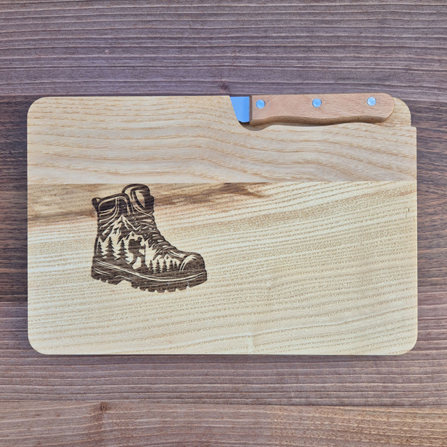 Schneidebrett mit Messer, Wanderschuh