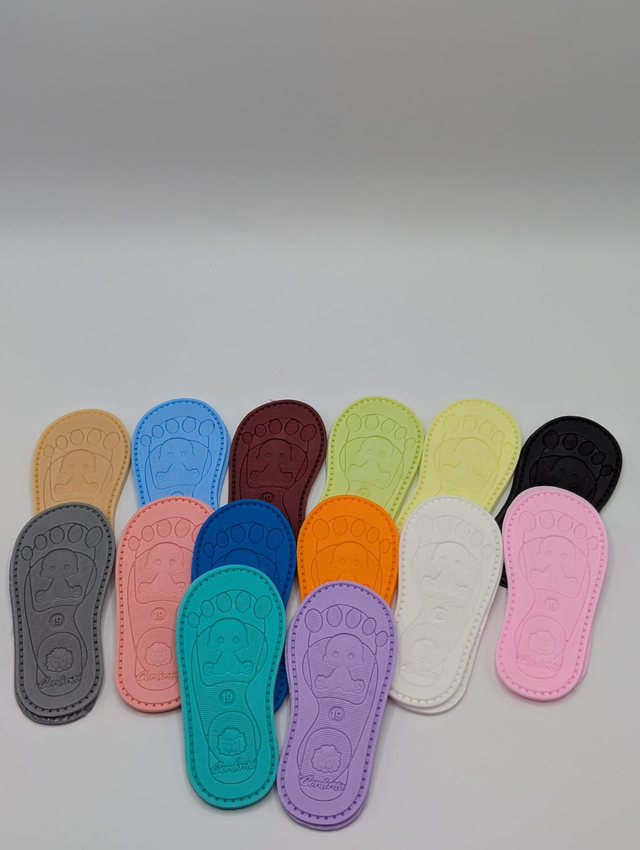 Semelles bébé taille 19 en plastisol non toxique – Semelles perforées avec semelles intérieures assorties pour crochet