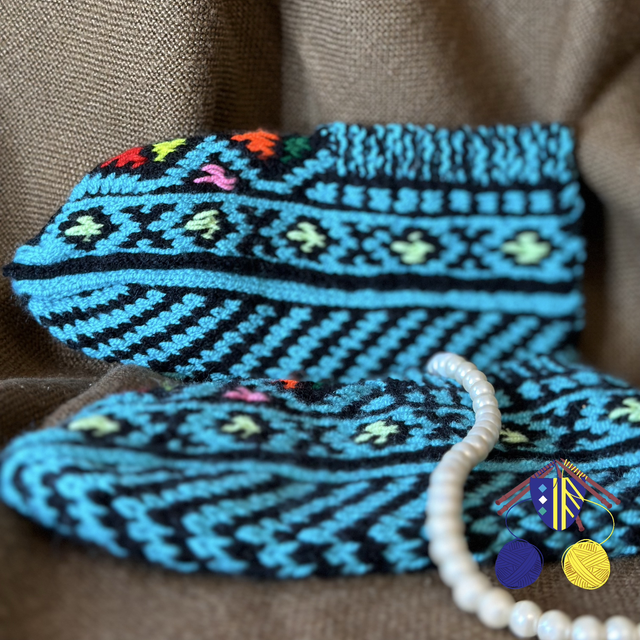 Stricksocken mit traditionellen Muster aus dem Iran in Türkis/schwarz