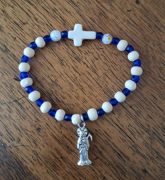 Bracelet Santa Muerte bleu/blanc croix chrétienne