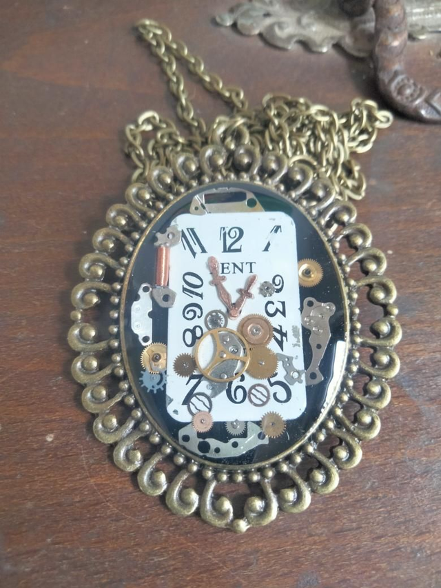 Pendentif ovale couleur bronze inspiration steampunk 