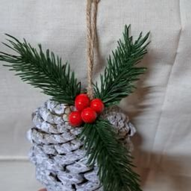 Décoration de Noël artisanale : Pomme de pin blanche et ses baies