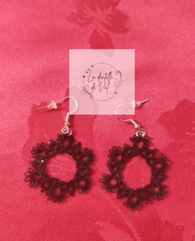 Boucles d'oreilles noires frivolité code 5