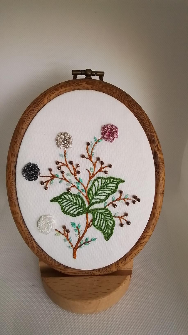 Broderie fil et perles en verre