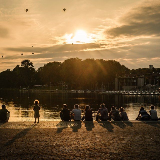 Menschen am Aasee im Gegenlicht