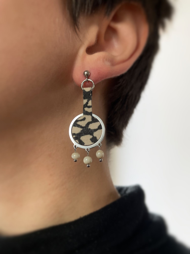Boucles d'oreilles tissu upcyclé - motif noir et blanc et perles blanches