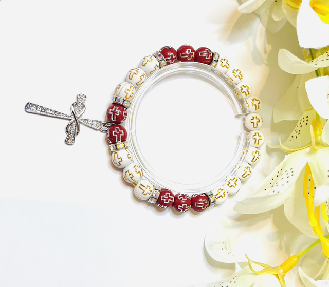 Sacred Strength” – Geloofsarmband in Rood &amp; Wit met Zilveren Kruis