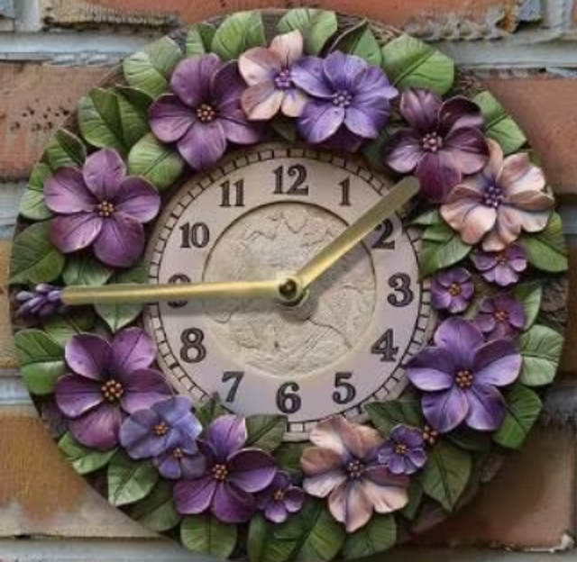 Vintage ronde wandklok van metaal - Paarse bloemen (20cm)