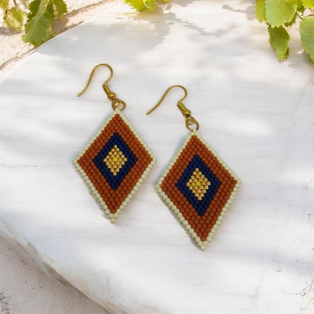 Boucles d&#039;oreilles caramel, bleu, or, beige et pointe de jaune