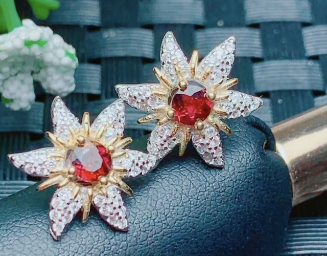 Silberblumenohrringe mit Natur Granatsteine