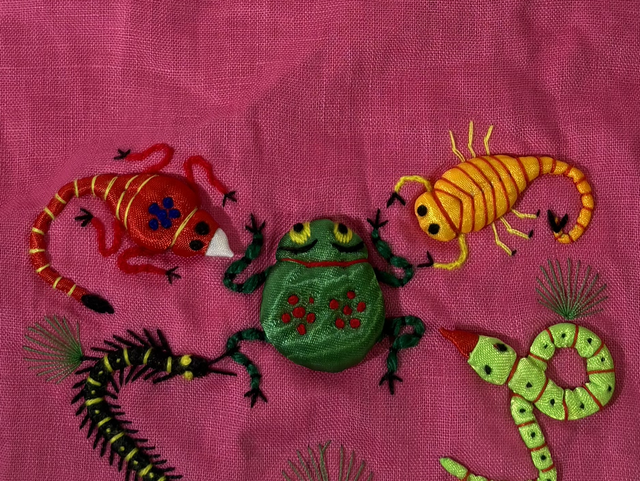 Bavoir protecteur d’enfant aux Cinq Poisons