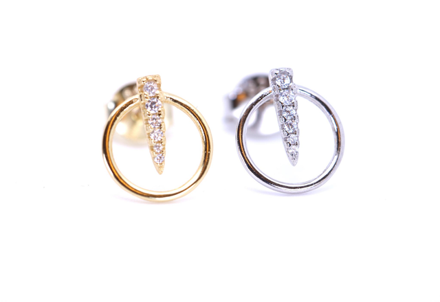 Filigraner Kreis-Ohrstecker mit funkelndem Zirkonia-Dreieck - Narzisse