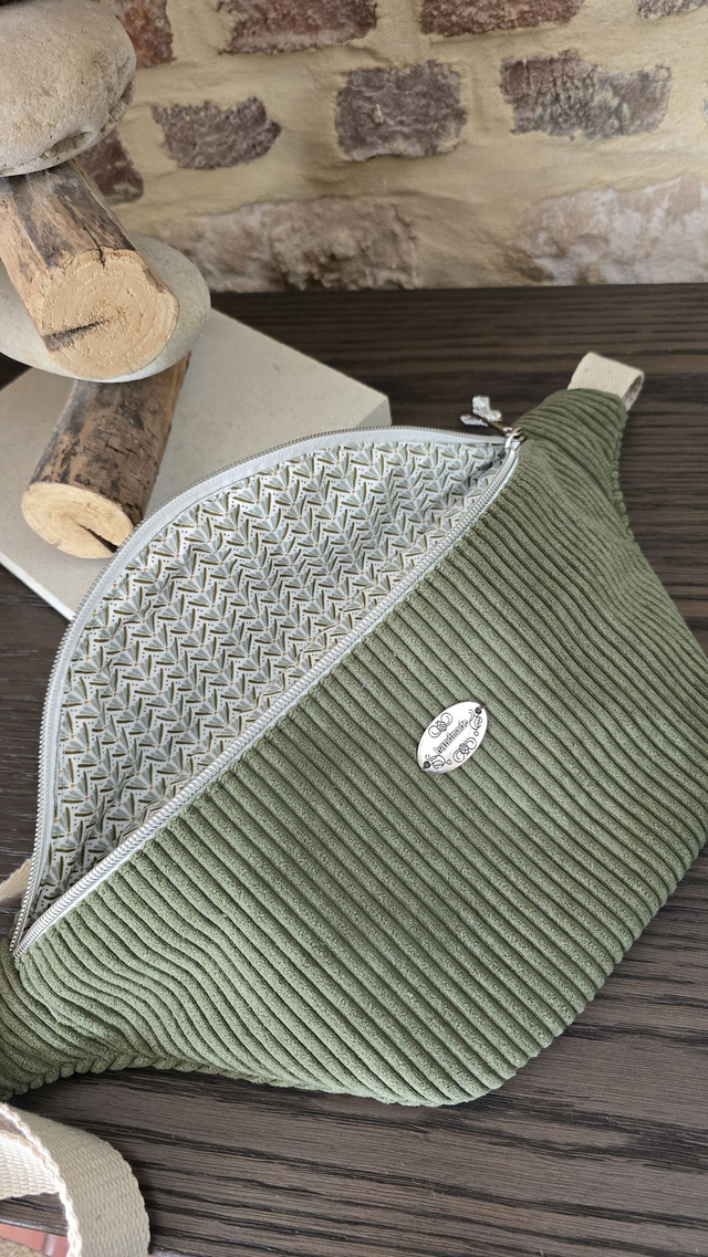 Grand sac banane en velours avec poche extérieure au dos