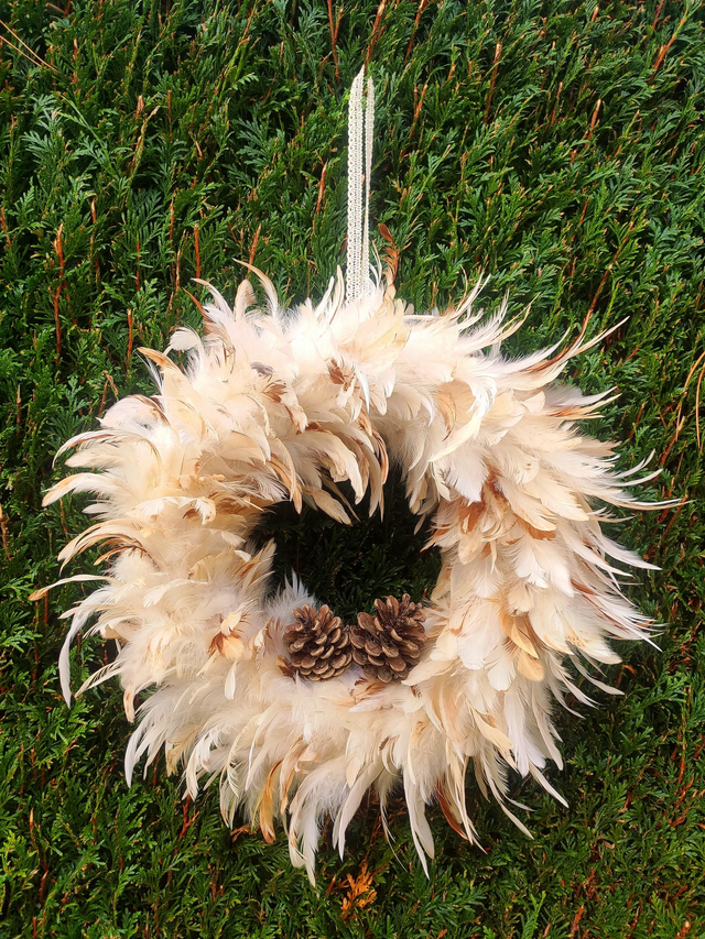 Couronne de Noël en plumes de coq beiges