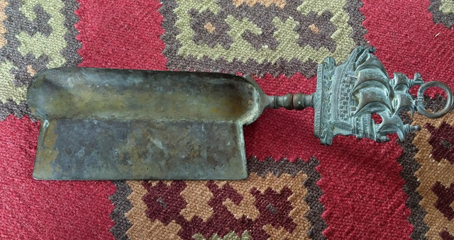 Victorian/Edwardian Butlers brass breadcrumbs tray