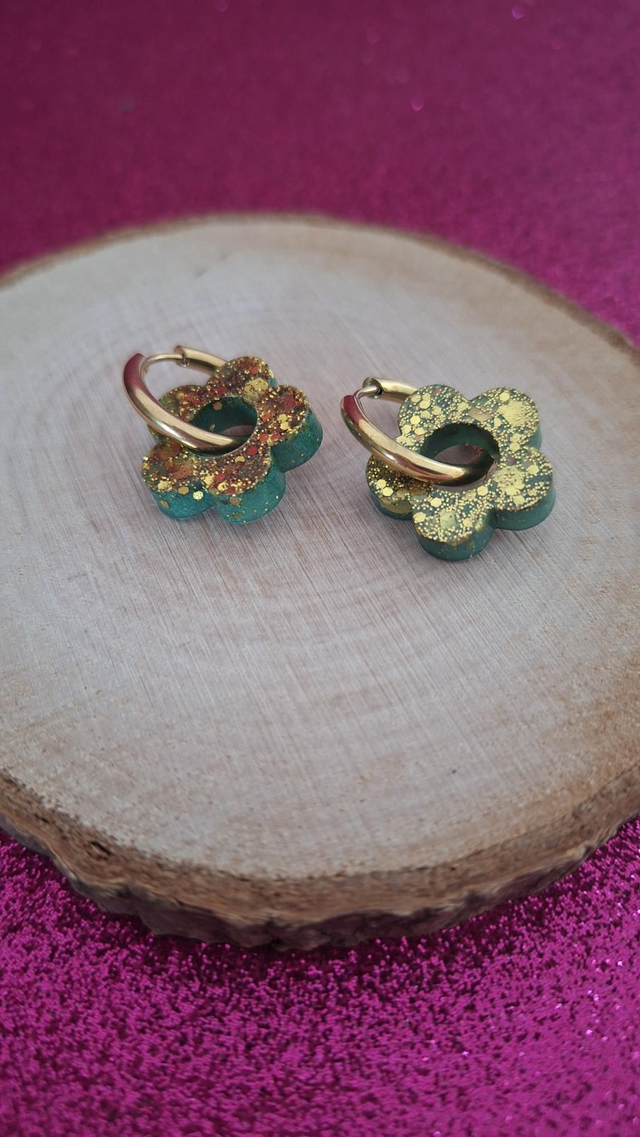 Créoles petites fleurs vertes et paillettes dorées 