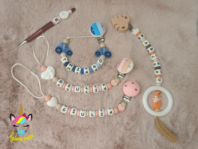 2 Attaches tétines + 1 Attache tétine+ + 1 Suspension + 1 Stylo avec recharge 