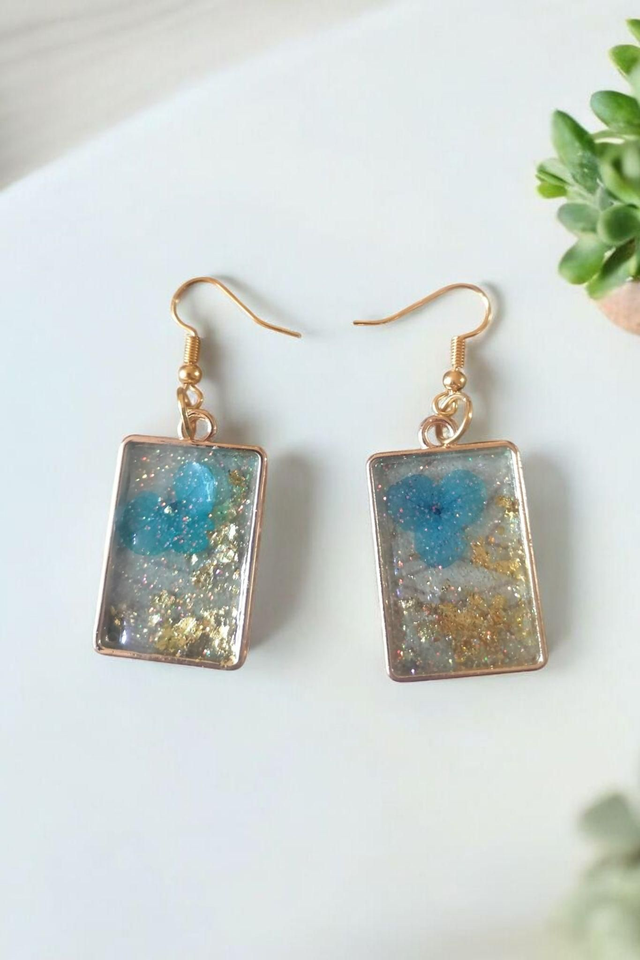 Boucles d&#039;oreilles en résine uv, hypoallergénique fait main 