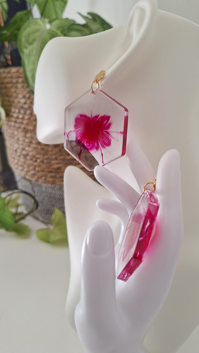 Boucles d&#039;oreilles hexagonales transparentes et rose 