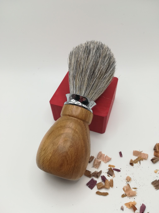 Blaireau en véritables poils naturels manche en bois tourné de châtaignier 