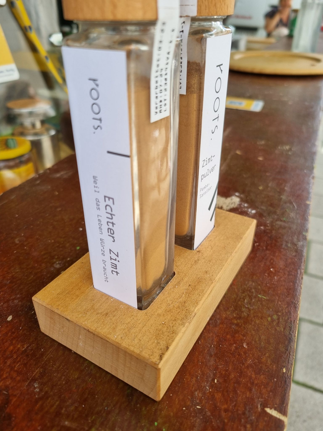 echter Zimt, gemahlen, im Glas