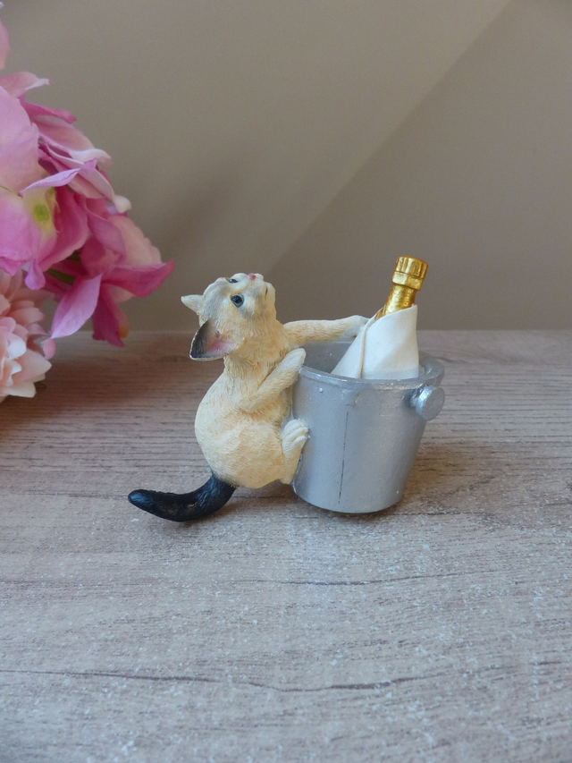 Figurine Mignon Chat Espiègle Joueur en Résine avec Seau et Bouteille de Vin Champagne, Chat Cadeau Décoration Collection Fête Anniversaire
