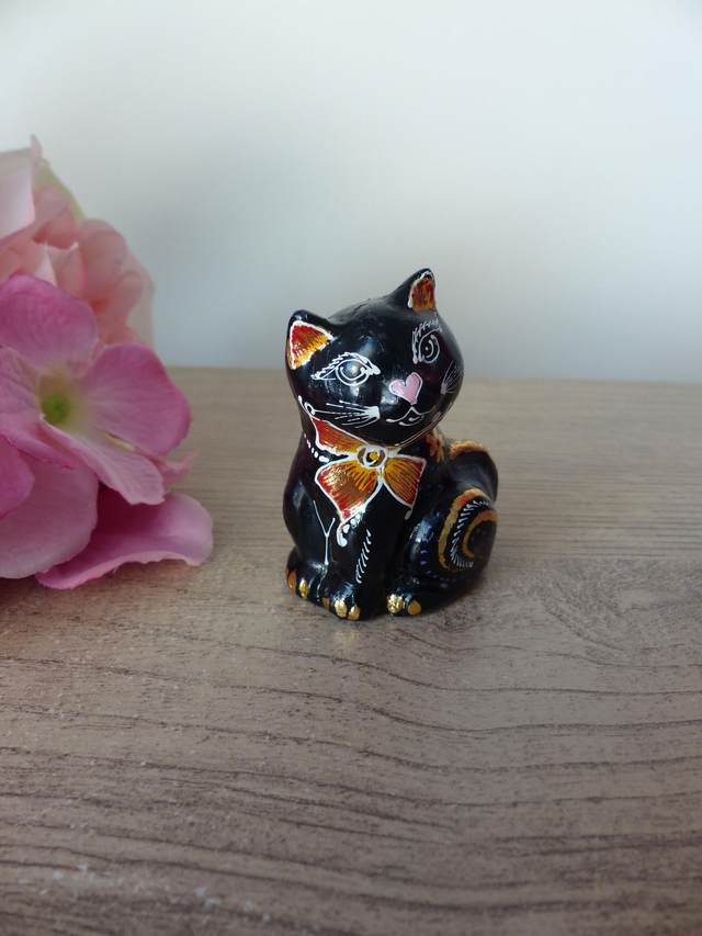 Figurine petit chat d'amour en bois peint à la main, bibelot chaton noir avec un museau en forme de coeur rose, cadeau décoration collection