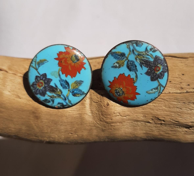 Boucles d&#039;oreilles bleu ciel et fleurs 