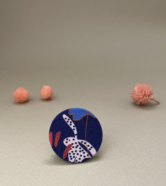 Broche ronde lapin bleu foncé en carton et tissu imprimé
