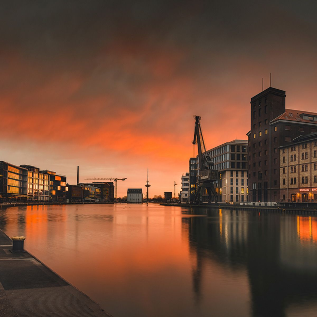 Theater am Hafen im Abendrot