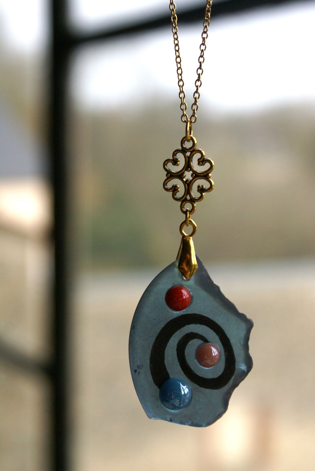 Pendentif en verre bleu dépoli et chaîne couleur or. Numéro 17