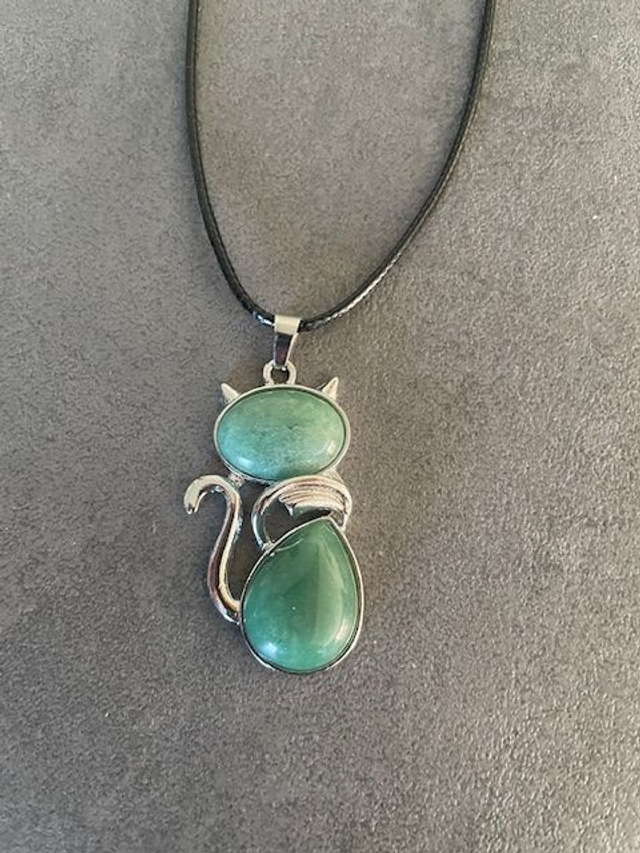 Pendentif en forme de chat en pierre d'aventurine verte