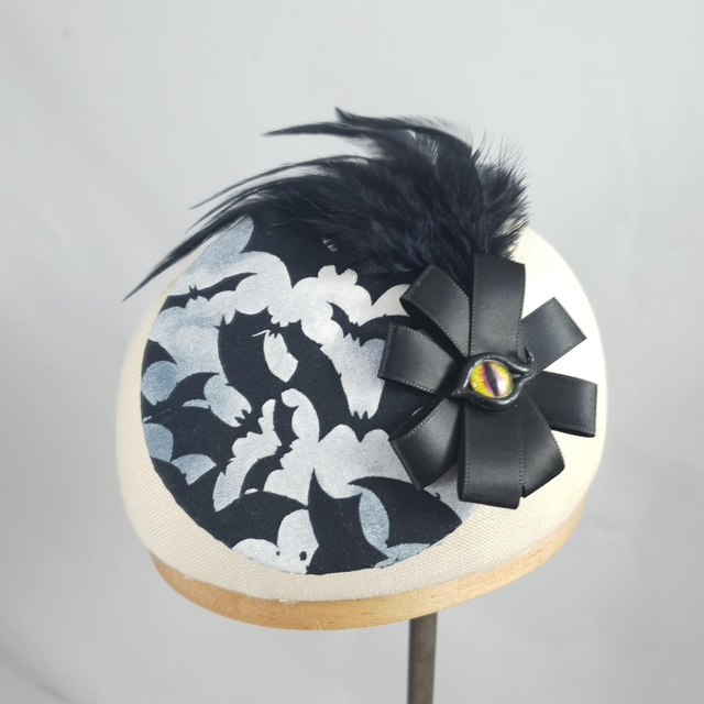 Fascinator rond chauves souris et oeil de chat