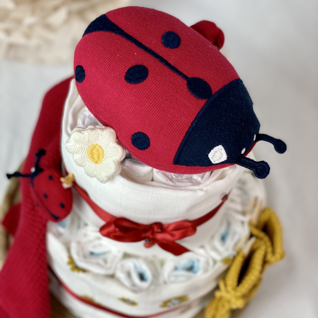 Windeltorte „Marienkäfer“ – kleines Glück auf leisen Flügeln