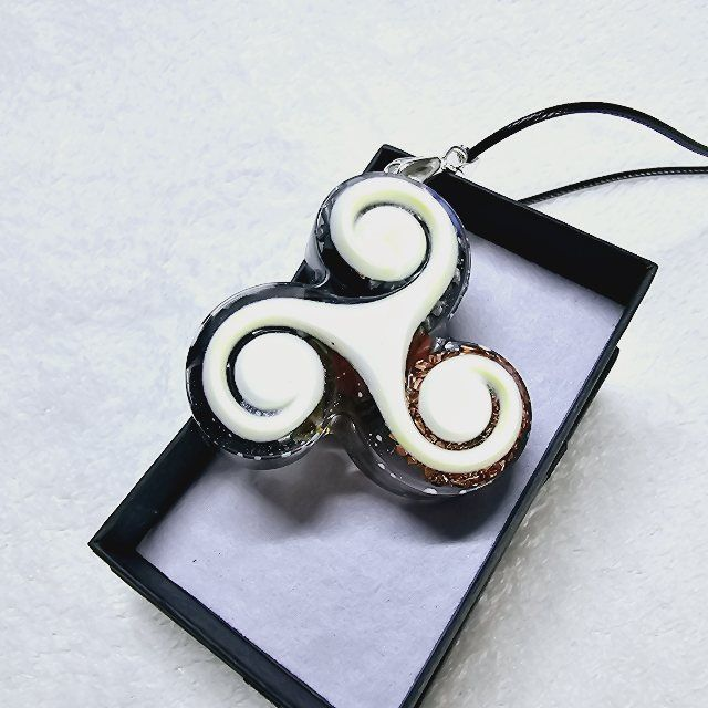 Pendentif orgonite Artpim triskèle blanc