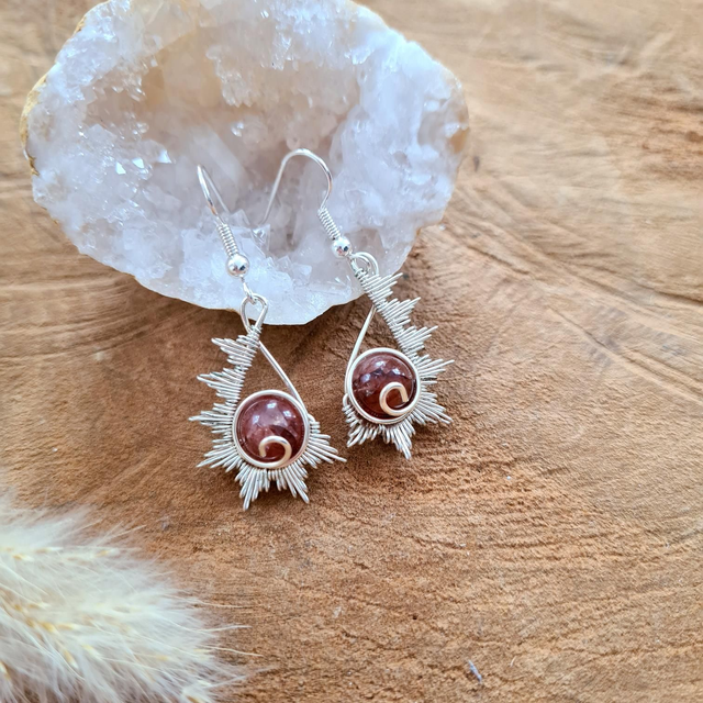 Sunmy, Boucles d'oreilles soleil pendantes serties de pierres naturelles