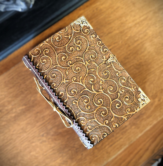 Carnet en cuir repoussé doré, féérique