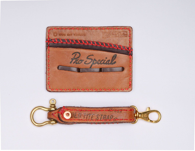 Pochette porte carte bleue cuir maroquinerie, faite à la main à partir d'un gant de baseball signé Vintage de marque, et porte clefs (handmade)