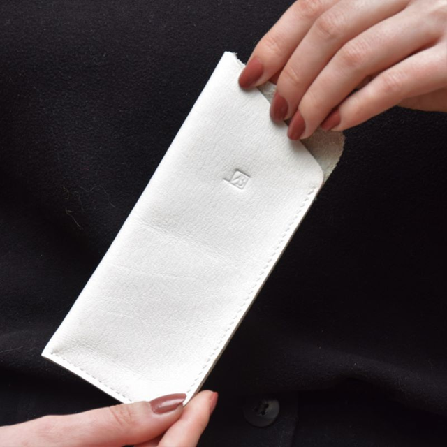 Etui à lunettes en cuir blanc
