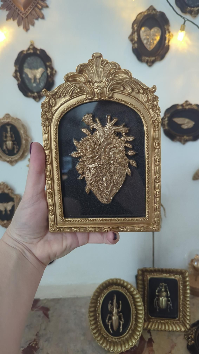 Cadre en arche dorée - cœur anatomique floral